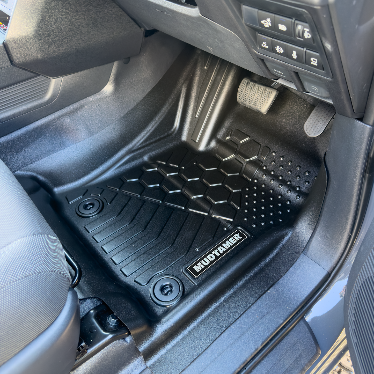 Toyota Hilux 2026+ Facelift Automatic | MUDTAMER Floor Mats
